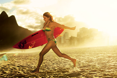 Surfista brasileña es rescatada cuando intentaba romper récord mundial