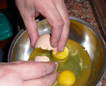 Por qué nunca debes romper un huevo en el borde de la sartén