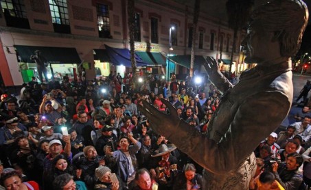México llora la muerte de Juan Gabriel y le rinden homenaje