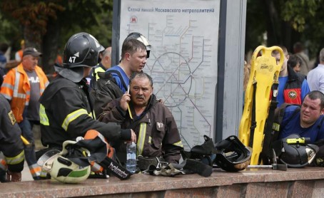 Cerca de 20 pasajeros muertos al descarrilarse un tren en Moscú