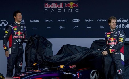 Red Bull presentó el RB10 con el que buscará su quinto título