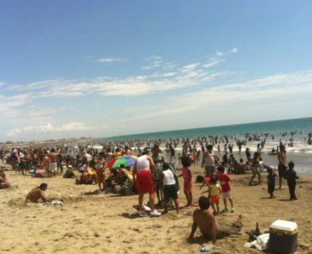 Miles de turistas disfrutan de las playas ecuatorianas en este feriado de tres días