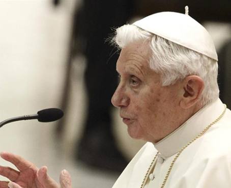 Benedicto XVI &#039;suplica&#039; que recen por él y por el próximo Papa
