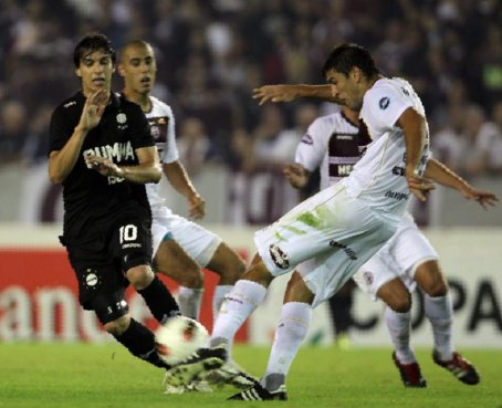 Lanús goleó al Olimpia y quedó a un paso de avanzar en la Libertadores