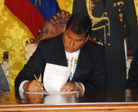Presidente Correa vetó parcialmente la ley de regulación de créditos