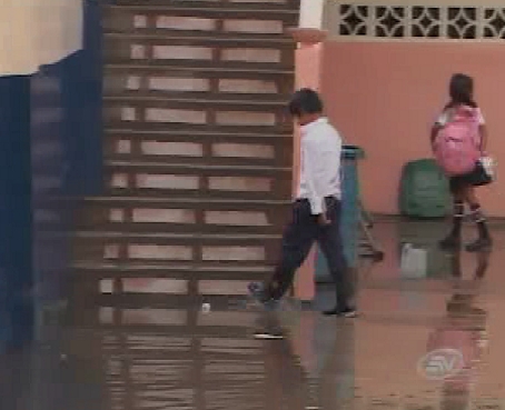 Escuelas de Guayaquil sufren efectos de lluvias