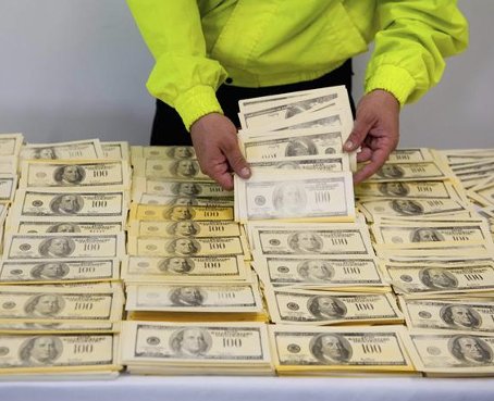 Policía colombiana halló una imprenta de dólares falsos en Cali