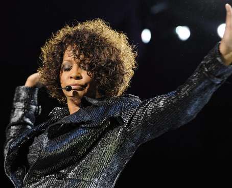 Los cantantes latinos se unen en Twitter a la pena por la muerte de Whitney