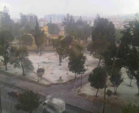 Lluvia con granizo cayó sobre Quito
