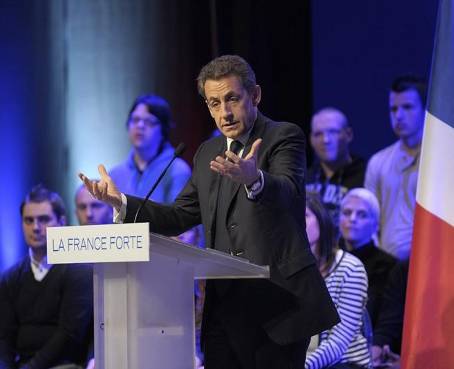 Hollande y Sarkozy lanzan mensajes para ganarse al electorado de Le Pen