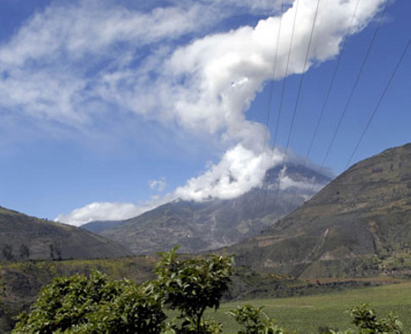 Cae ceniza en tres poblados por volcán Tungurahua