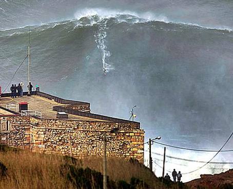 El Surfista Garrett McNamara montó ola récord de 30 metros en Portugal
