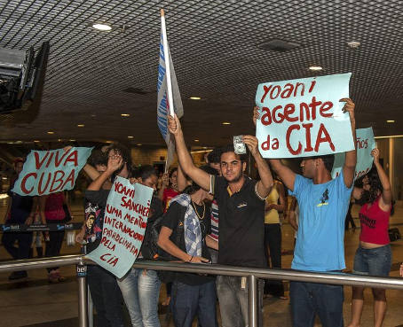 Yoani Sánchez enfrenta protestas en su primer día en Brasil