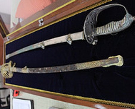Exguerrilleros entregan espada de Eloy Alfaro