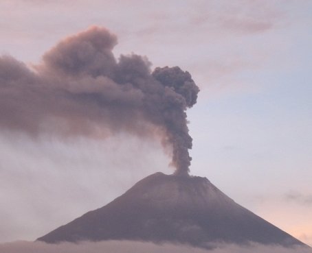 Volcán Tungurahua incrementa su actividad y lanza columnas de ceniza