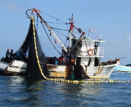 Dos pesqueros peruanos son capturados en aguas ecuatorianas