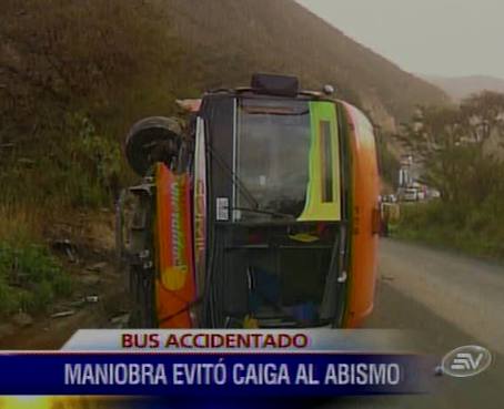 Bus de la Cooperativa Transesmeraldas sufre accidente en vía Tabacundo