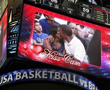 Obama cayó ante la &#039;Kiss Cam&#039; en un partido de Baloncesto