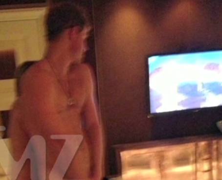 Fotos del príncipe Harry desnudo aparecen en Internet