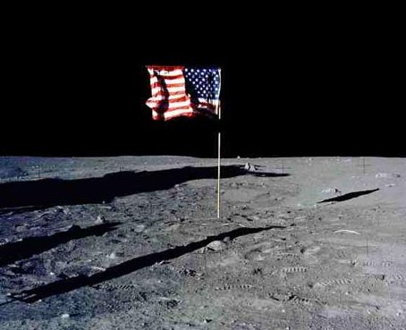 Banderas de EEUU siguen plantadas en la Luna cuatro décadas después