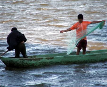 Pescadores artesanales en Santa Elena desesperados por robos