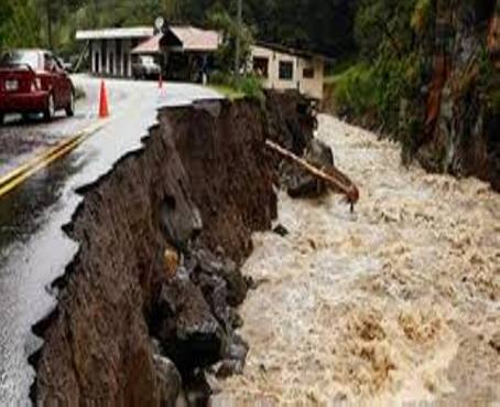 El mal tiempo en Panamá causa derrumbes y cientos de damnificados en Colón