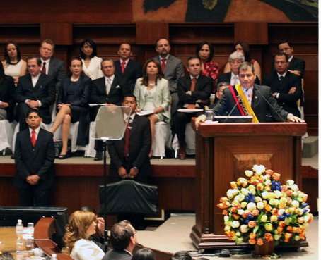 Correa destaca avance económico y advierte tiempos difíciles en lo político