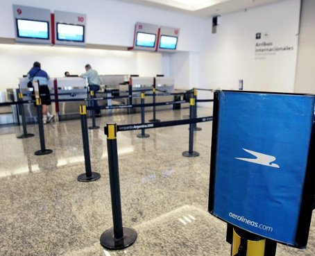 Cancelaciones y demoras en aeropuertos argentinos por huelga nacional