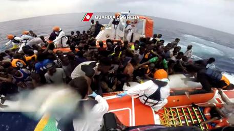 Al menos 126 migrantes desaparecidos tras naufragio en Mediterráneo