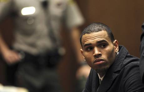 Chris Brown, expareja de Rihanna, fue detenido en París acusado de violación