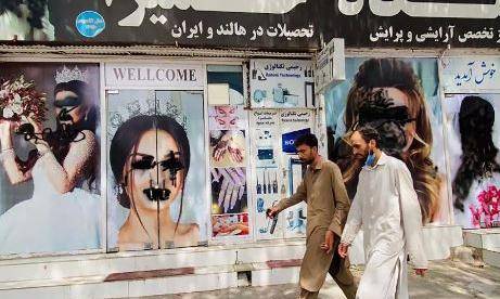 Uno de los salones de belleza cerrado por orden de los talibanes.