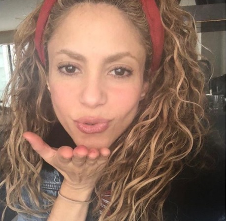 Shakira se arriesga con radical cambio de look