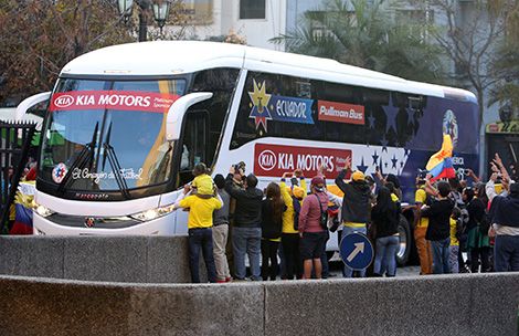Apedrean bus de la Tricolor
