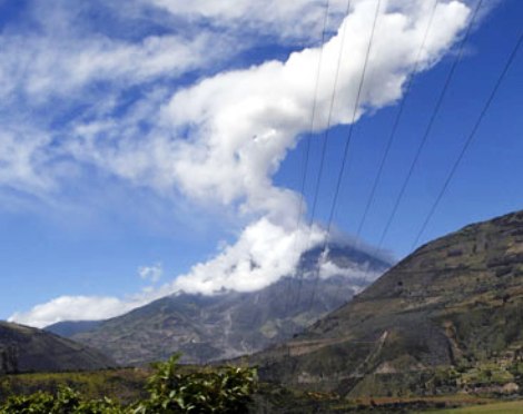 Cae ceniza en poblados tras reactivación del Tungurahua