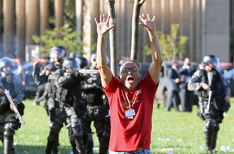 Temer llama al ejército para contener desmanes en manifestación de Brasilia
