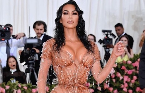 La imposible cintura de avispa de Kim Kardashian