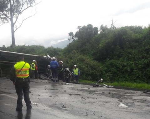 Un muerto en accidente de bus en Machachi