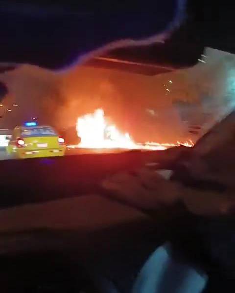 Pánico en el noroeste de Guayaquil tras incendio de vehículo en exteriores de centro comercial