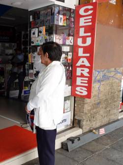 Cuenca,Ecuador 22 de abril de 2024 Locales comerciales en el centro historico de Cuenca deben de esperar cuatro horas hasta que se reabilite el servicio electricoen diferentes partes de la ciudad.foto Boris Romoleroux/API.