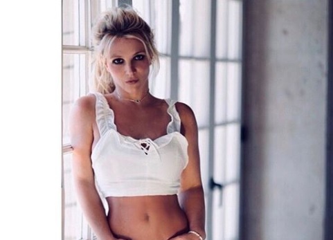 Britney Spears se viste como colegiala a los 37 años