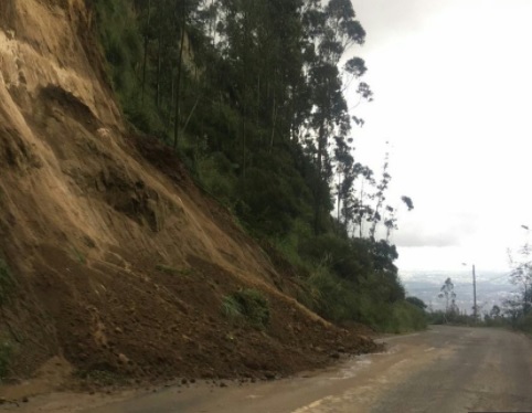 Deslizamiento de tierra bloquea vía que une el norte de Quito con Nayón