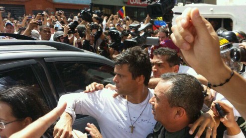 López se entrega a la Guardia Nacional venezolana en una plaza caraqueña