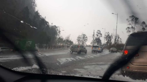Granizada y lluvia torrencial sorprenden a Quito