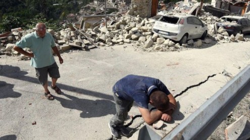 En fotos: postales de dolor y esperanza entre las ruinas del terremoto de 6,2 que azotó a Italia