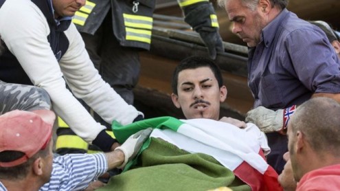 En fotos: postales de dolor y esperanza entre las ruinas del terremoto de 6,2 que azotó a Italia
