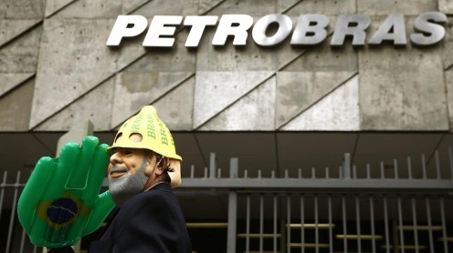 Trabajadores de Petrobras protestan por despidos masivos