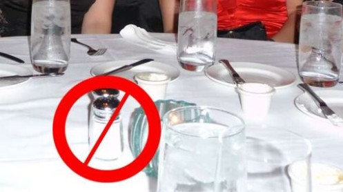 Prohíben saleros sobre las mesas de restaurantes en Montevideo