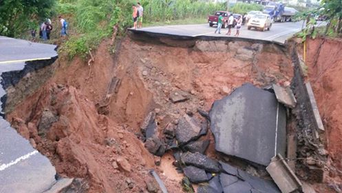 Vía Saracay-Balsas en El Oro se encuentra inhabilitada por un socavón