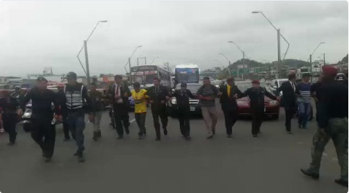 Excombatientes del Cenepa protestan en el puente de la Unidad Nacional