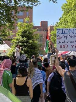Estudiantes de la Universidad George Washington protestan para pedir por el fin de la guerra entre Hamás e Israel este jueves, en Washington, Estados Unidos.